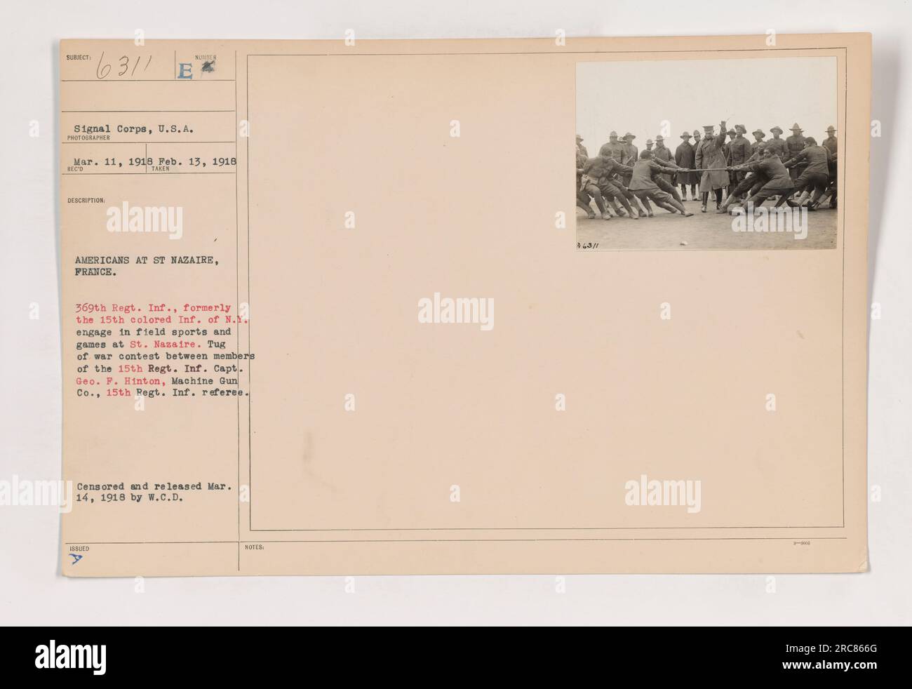 Des membres du 369th Infantry, anciennement connu sous le nom de 15th Colored Infantry of New York, participent à un concours de tir de guerre lors de sports sur terrain et de jeux à St. Nazaire, France. Le capitaine George F. Hinton de la machine Gun Company sert d'arbitre. Cette photographie a été censurée et publiée le 14 mars 1918 par W.C.D. Buld. Banque D'Images