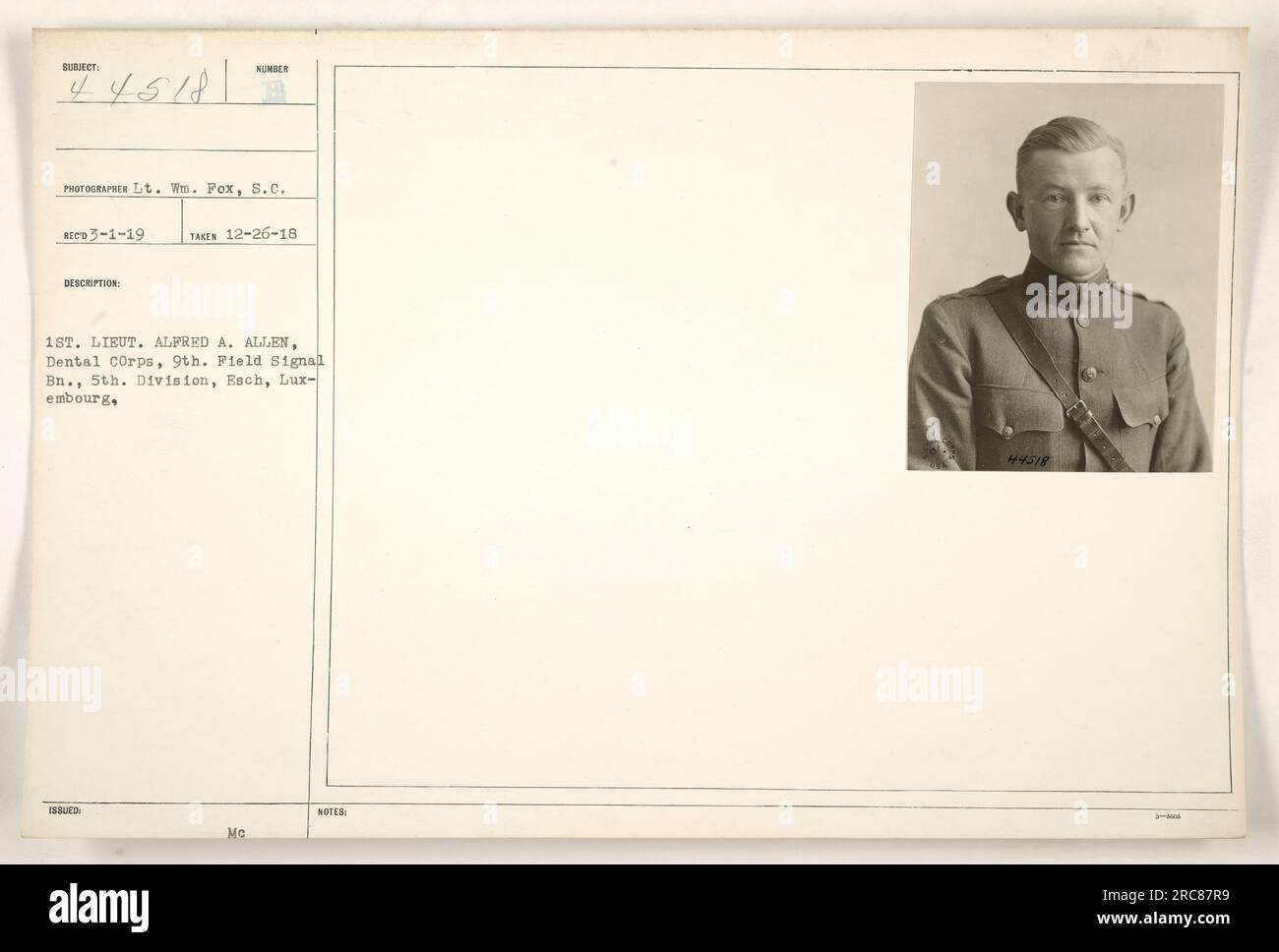 1st. Le lieutenant Alfred A. Allen, membre du corps dentaire, est photographié ici à Esch, au Luxembourg, le 26 décembre 1918. Il fait partie du 9e Field signal Battalion servant avec la 5e division de l'armée américaine pendant la première Guerre mondiale Photo prise par Lt. Wm. POX. Banque D'Images