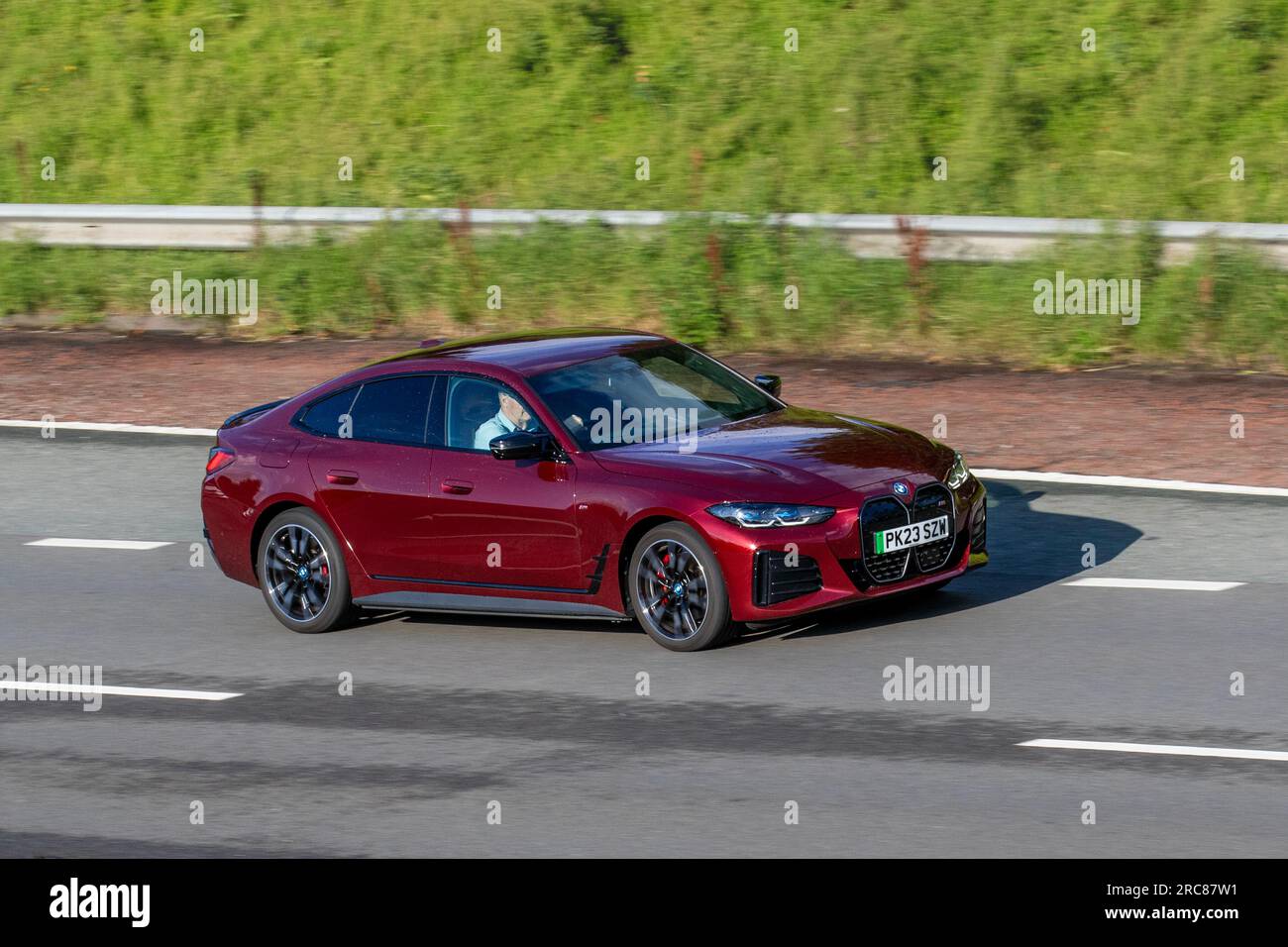 2023 Rouge BMW I4 M50 544 xDrive Electric 83.9Kwh Auto voiture Hatchback Electricité 400 kW ; se déplaçant à grande vitesse sur l'autoroute M6 dans le Grand Manchester, Royaume-Uni Banque D'Images