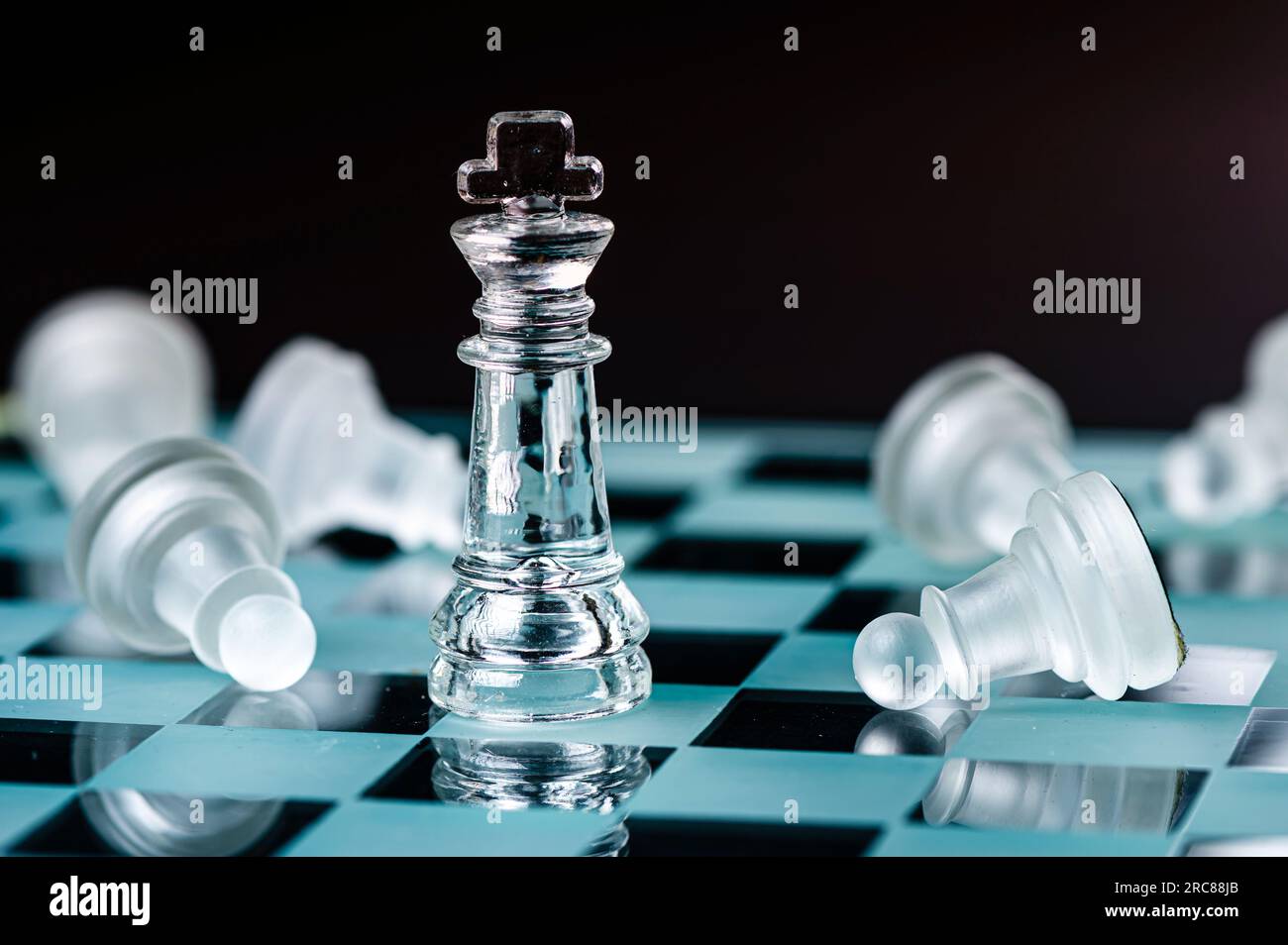 Jeu de plateau d'échecs en verre dans fond noir, focus sélectif sur King, leadership, concept gagnant Banque D'Images