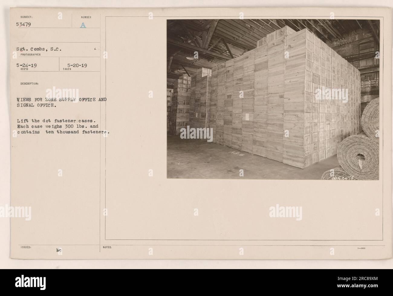 Le sergent Combs a photographié les vues du bureau d'approvisionnement de zone et du bureau de signalisation le 24 mai 1919. Les photographies illustrent le processus de levage et de fixation des boîtiers de fixation pesant 300 lb Chaque caisse comprend dix mille fixations. La description et le numéro d'émission de cette photographie sont A-5-20-19. Banque D'Images