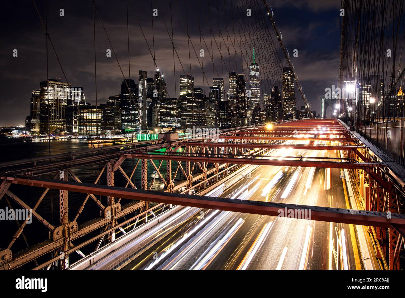 Horizon de Manhattan à New York depuis le pont de Brooklyn, présentant l'architecture impressionnante et le paysage urbain moderne la nuit Banque D'Images