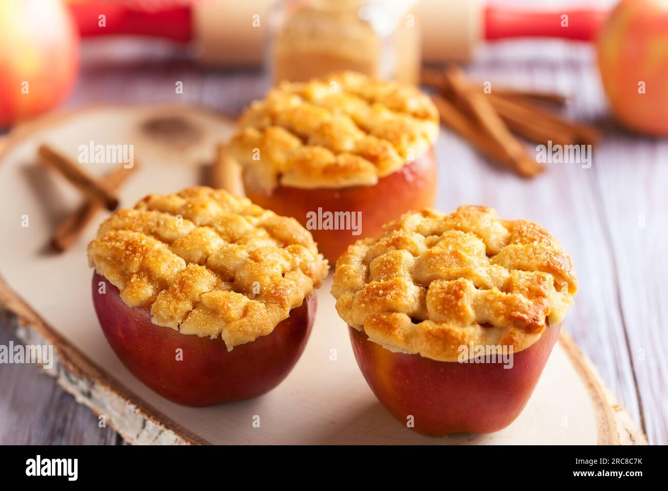 Parfaitement pour les vacances de saison : friandises aux pommes farcies et épicées. Dessert créatif aux pommes avec cannelle et croûte de sucre Banque D'Images