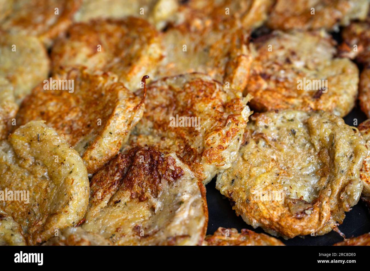 Texture et structure de la crêpe de pomme de terre empilée dans la poêle, gros plan. Banque D'Images