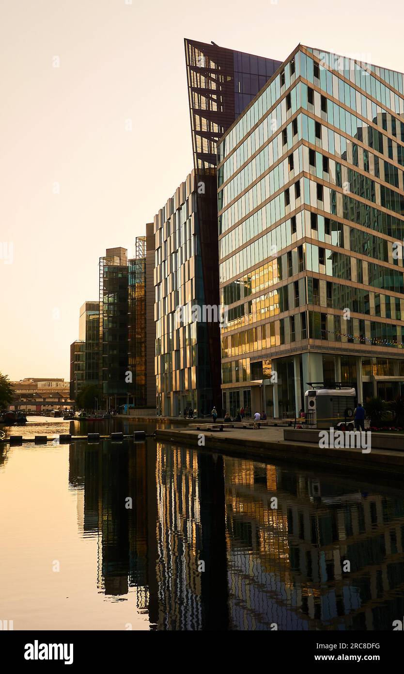 Bâtiments modernes reflétés dans l'eau dans le canal de Paddington Basin à Londres Banque D'Images