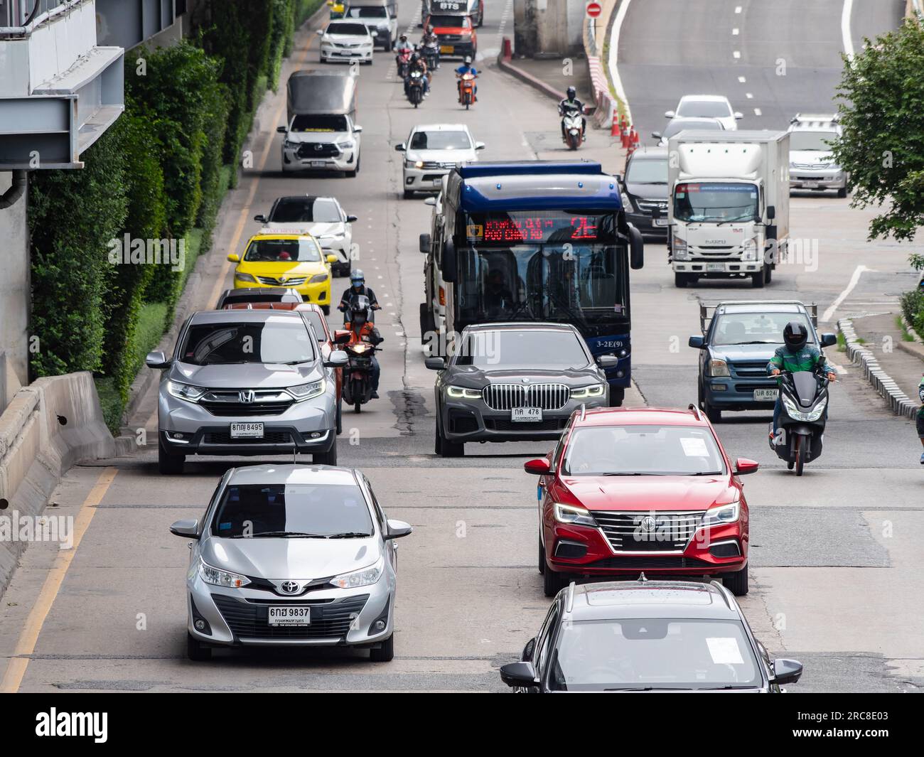 Bangkok, Thaïlande - 11 juillet 2023 : circulation sur Sukhumvit Road à Bang Na à la périphérie ouest de Bangkok. Banque D'Images