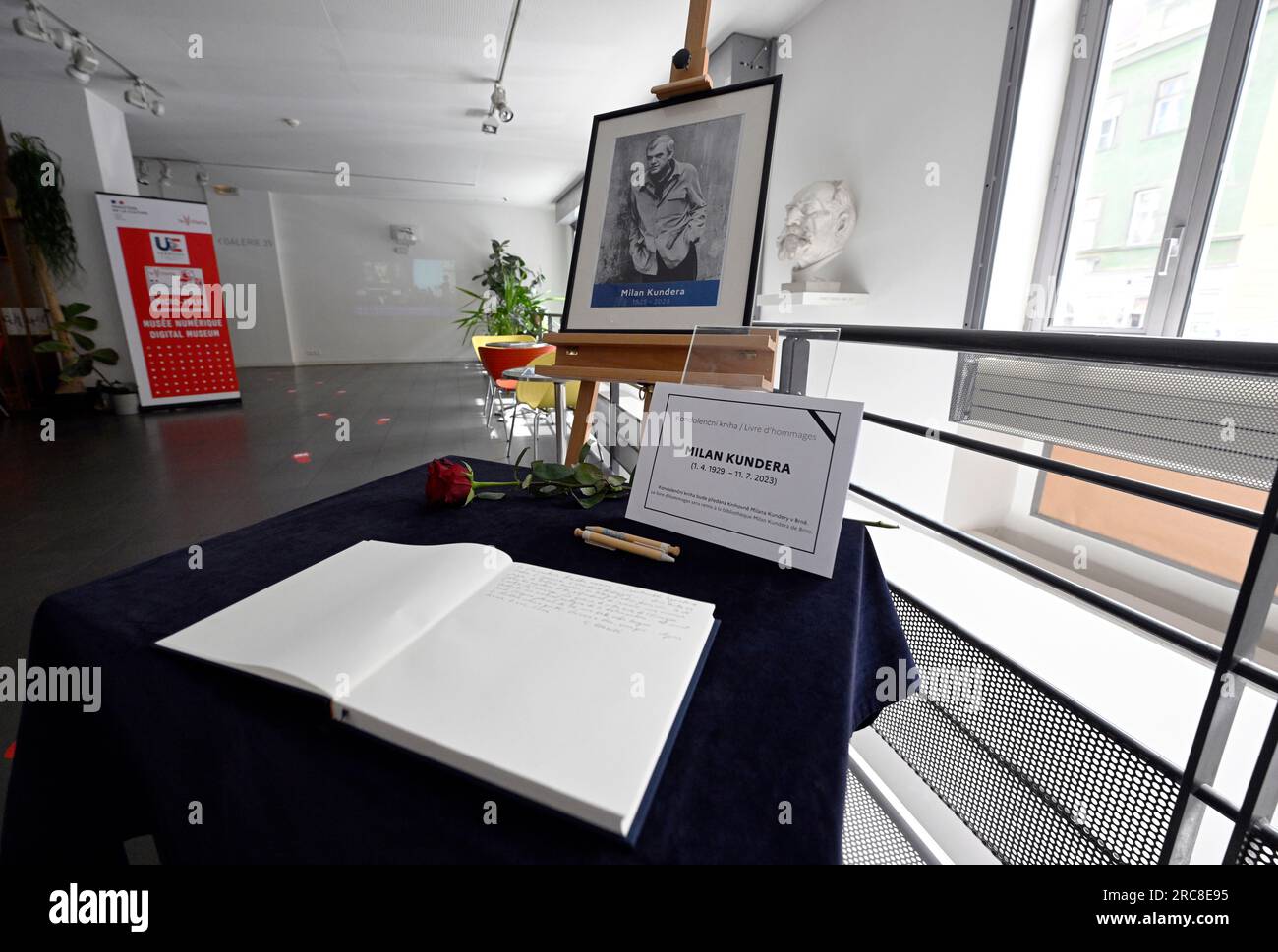 Prague, République tchèque. 13 juillet 2023. Livre de condoléances et portrait de l'écrivain Milan Kundera, est vu dans la réception de l'Institut français, où les gens peuvent exprimer leur sympathie pour la mort de l'écrivain Milan Kundera et écrire ce qu'il signifiait pour eux, à Prague, République tchèque, le 13 juillet 2023. Le livre sera ensuite remis à la bibliothèque Kundera de Milan, qui fait partie de la bibliothèque morave (MZK) à Brno. L’écrivain d’origine tchèque Milan Kundera, résidant en France depuis 1975, est décédé le 12 juillet à l’âge de 94 ans. Crédit : Katerina Sulova/CTK photo/Alamy Live News Banque D'Images