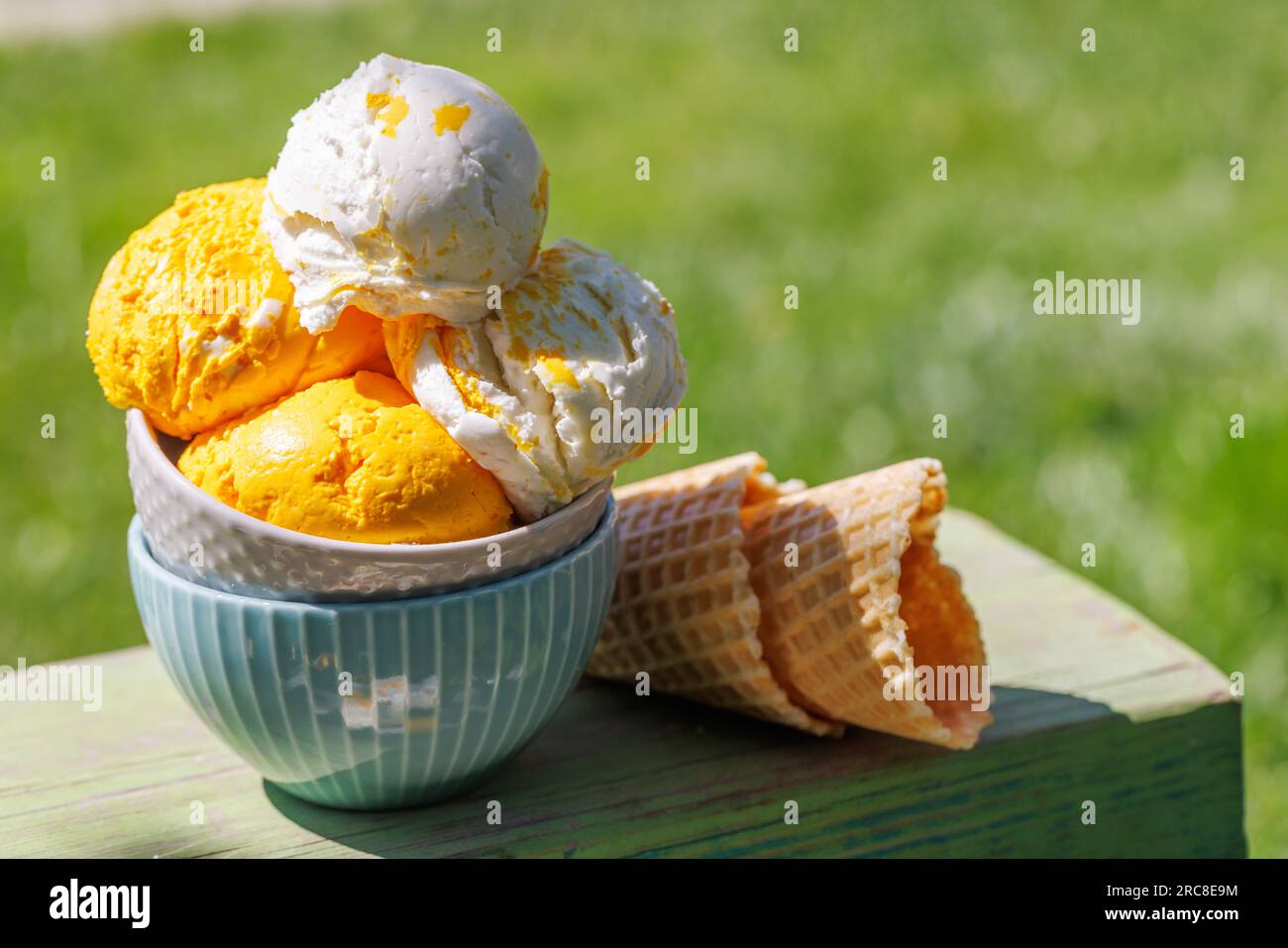 Gâteries rafraîchissantes à la crème glacée avec un soupçon de citron zeste et de cônes de gaufres Banque D'Images