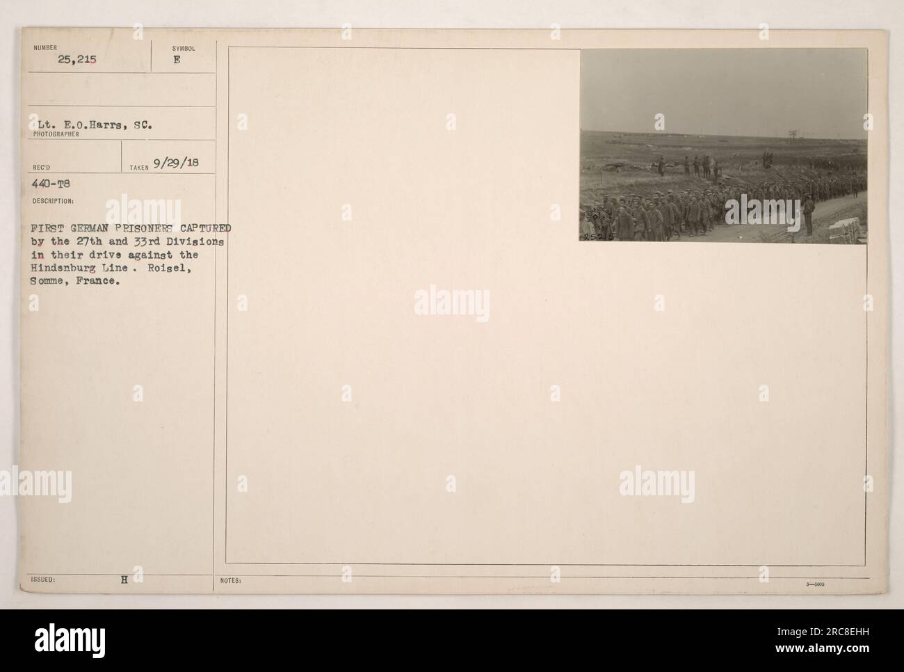 Légende : « Lt. E.O. Harrs capture le moment alors que les 27e et 33e divisions capturent leur premier groupe de prisonniers allemands lors de leur offensive contre la ligne Hindenburg. La photographie a été prise par le photographe Reed à Roisel, somme, France, le 29 septembre 1918.' Banque D'Images