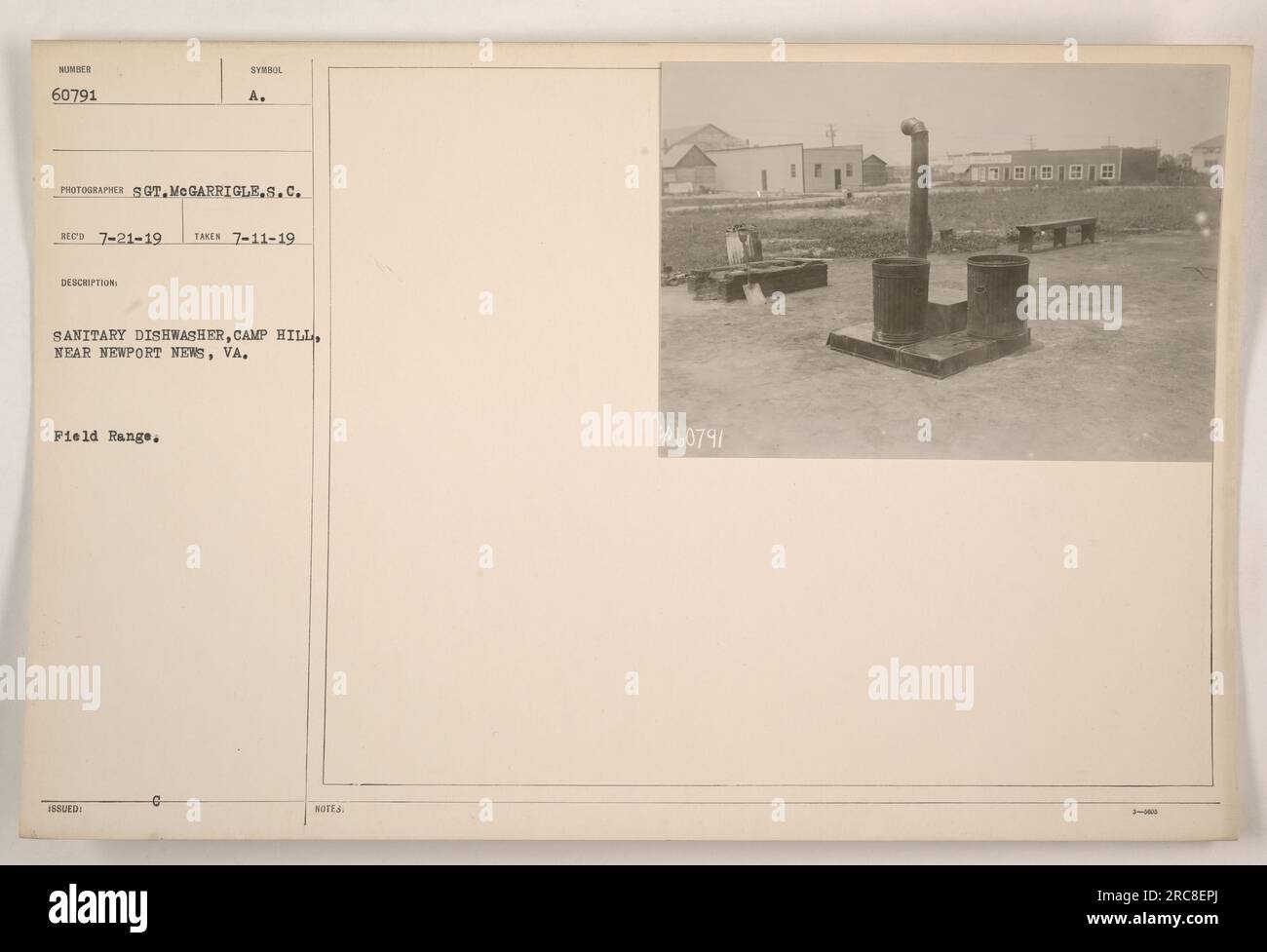 Photographie d'un camp militaire américain à Camp Hill, près de Newport News, Virginie pendant la première Guerre mondiale. L'image montre une plage de champ avec un lave-vaisselle sanitaire. Prise le 11 juillet 1919 et photographiée par SOT.MeGARRIGLE.S.C. avec le numéro de catalogue 60791. Banque D'Images