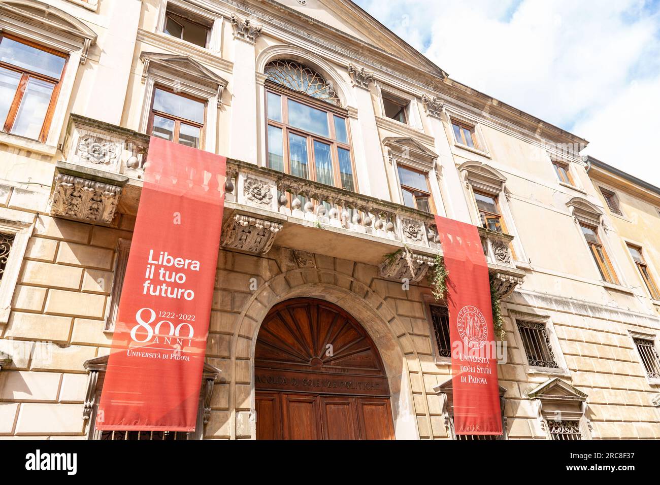 Padoue, Italie - 4 avril 2022: Entrée et façade de l'École d'économie et de sciences politiques de l'Université de Padoue sur via del Santo, Padoue, Banque D'Images