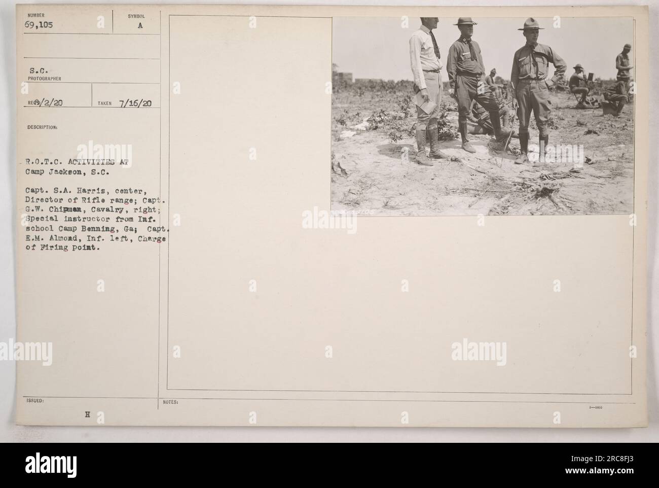 La photographie représente R.O.T.C. (Reserve Officers' Training corps) activités au camp Jackson, Caroline du Sud, le 16 juillet 1920. Capitaine S.A. Harris est vu au centre comme le directeur de la chaîne de tir, tandis que le capitaine G.W. Chipman, un instructeur spécial de l'école d'infanterie du Camp Benning, Géorgie, est sur la droite. Capitaine E.M. Almond, officier d'infanterie, est à gauche et en charge du point de tir NUMÉRO 69,105. Le photographe est le photographe de Caroline du Sud RE/2/20. Banque D'Images