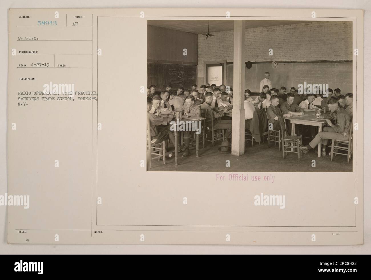 Un groupe d'opérateurs radio à la Saunders Trade School à Yonkers, NY, pratiquant leurs compétences en codage pendant la première Guerre mondiale. Cette photographie, prise par BUBIECT S.A.T.C. 58943, a été reçue le 27 avril 1919. Délivré avec le numéro de description officiel au, il est destiné à un usage officiel seulement. Banque D'Images
