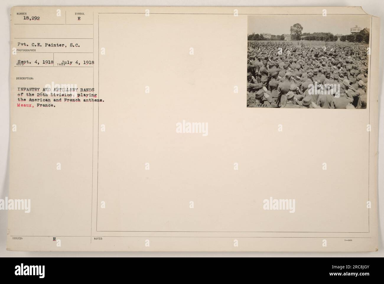 Pvt. C.E. Le peintre du signal corps a capturé cette photographie le 4 septembre 1918, à Meaux, en France. L'image montre les bandes d'infanterie et d'artillerie de la 26e division jouant les hymnes nationaux de l'Amérique et de la France. L'image est numérotée 18 292 et est datée du 4 septembre 1918. Banque D'Images
