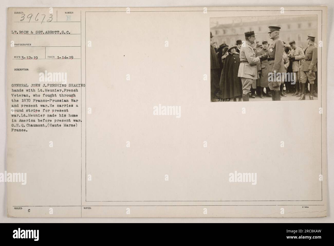 Le lieutenant Rode et le sergent Abbott sont photographiés serrant la main du général John J. Pershing. Ils sont rejoints par le lieutenant Meunier, un vétéran français qui a combattu à la fois dans la guerre franco-prussienne de 1870 et la première Guerre mondiale. Le lieutenant Meunier porte une bande de blessure pour son service dans la guerre actuelle. La photo a été prise à G.H. Q. Chaumont, France, le 14 janvier 1919. Banque D'Images