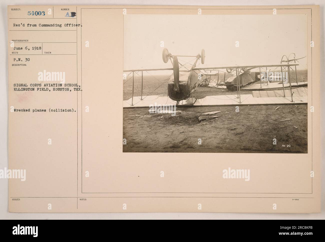 Naufrage d'avions à signal corps Aviation School, Ellington Field, Houston, Texas, résultant d'une collision. La photographie a été prise le 6 juin 1918 et reçue du commandant sous le numéro de référence 54003. Il capture les conséquences de l'incident à l'école d'aviation. Banque D'Images