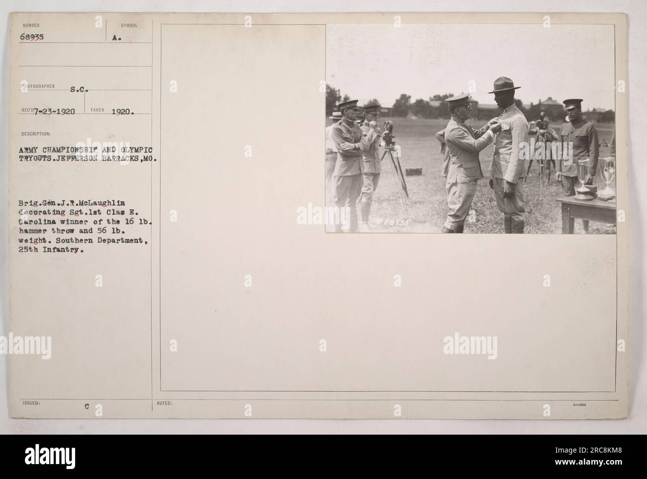 Brig. Général J.R. McLaughlin décorant le Sgt. 1st Class E. Carolina en tant que vainqueur du lancer de marteau de 16 lb et du poids de 56 lb au championnat de l'armée et aux essais olympiques tenus à Jefferson Barracks, Mo. La cérémonie a lieu en 1920 et le sergent de 1e classe E. Carolina représente le département du Sud, 25e infanterie. Banque D'Images