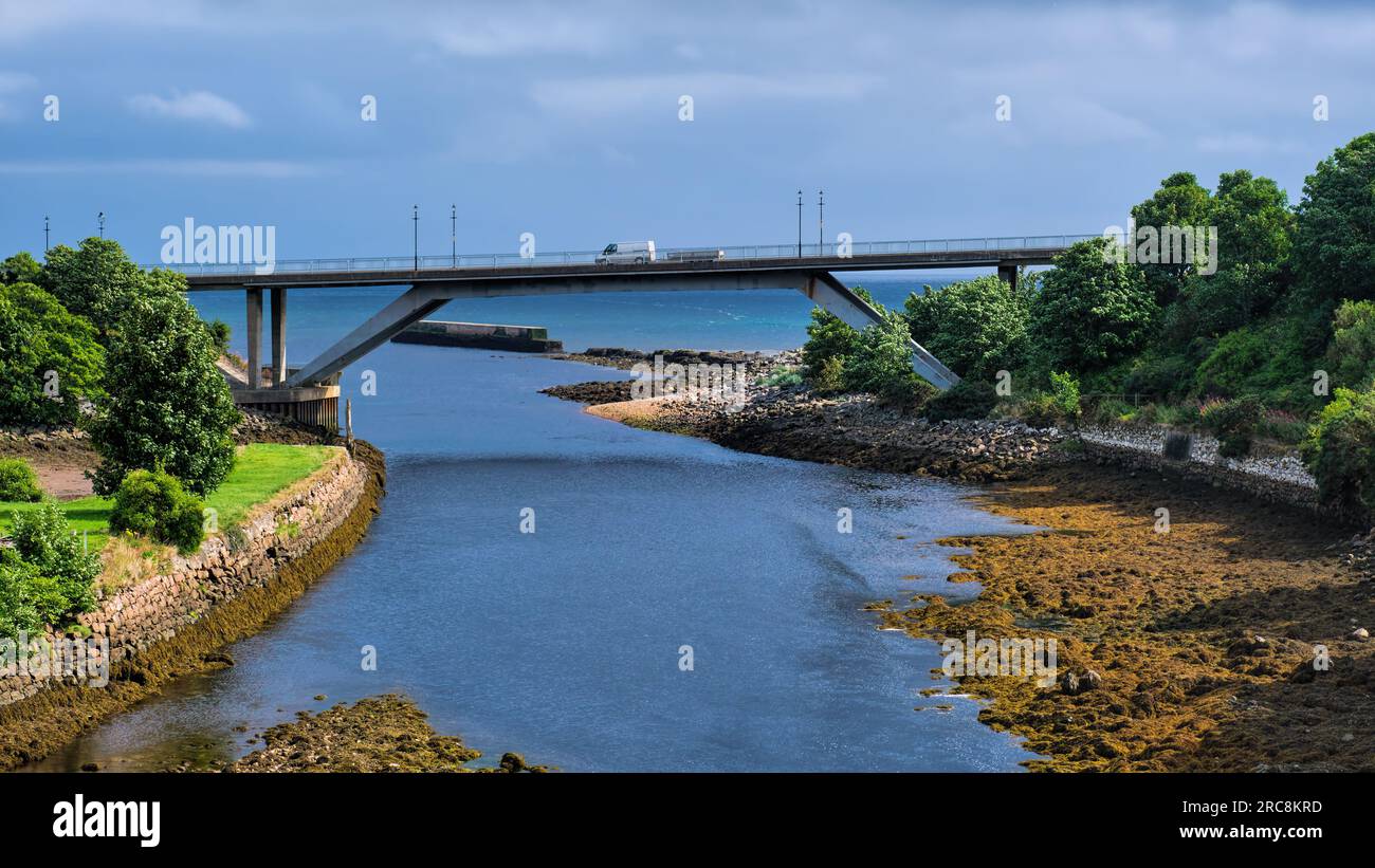 Le pont A9 sur la rivière Helmsdale à Helmsdale dans les Highlands avec une camionnette et une remorque roulant sur le pont Banque D'Images