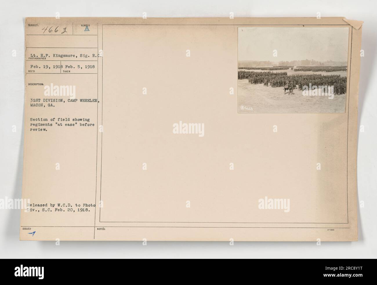 Une photographie prise le 19 février 1918, au camp Wheeler à Macon, GA, montre une section du terrain avec des régiments de la 31e division « à l'aise » avant une revue. L'image a été capturée par le lieutenant H.P. KINGSMORE et fait partie de la collection des activités militaires américaines pendant la première Guerre mondiale. Cette image particulière a été diffusée par W.C.D. à la Division photo le 20 février 1918. Banque D'Images