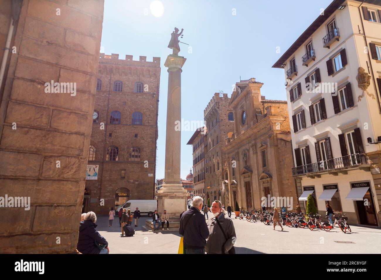 Florence, Italie - 5 avril 2022 : colonne de Justice est une ancienne colonne romaine en marbre avec une statue de porphyre de Justice au sommet. Banque D'Images