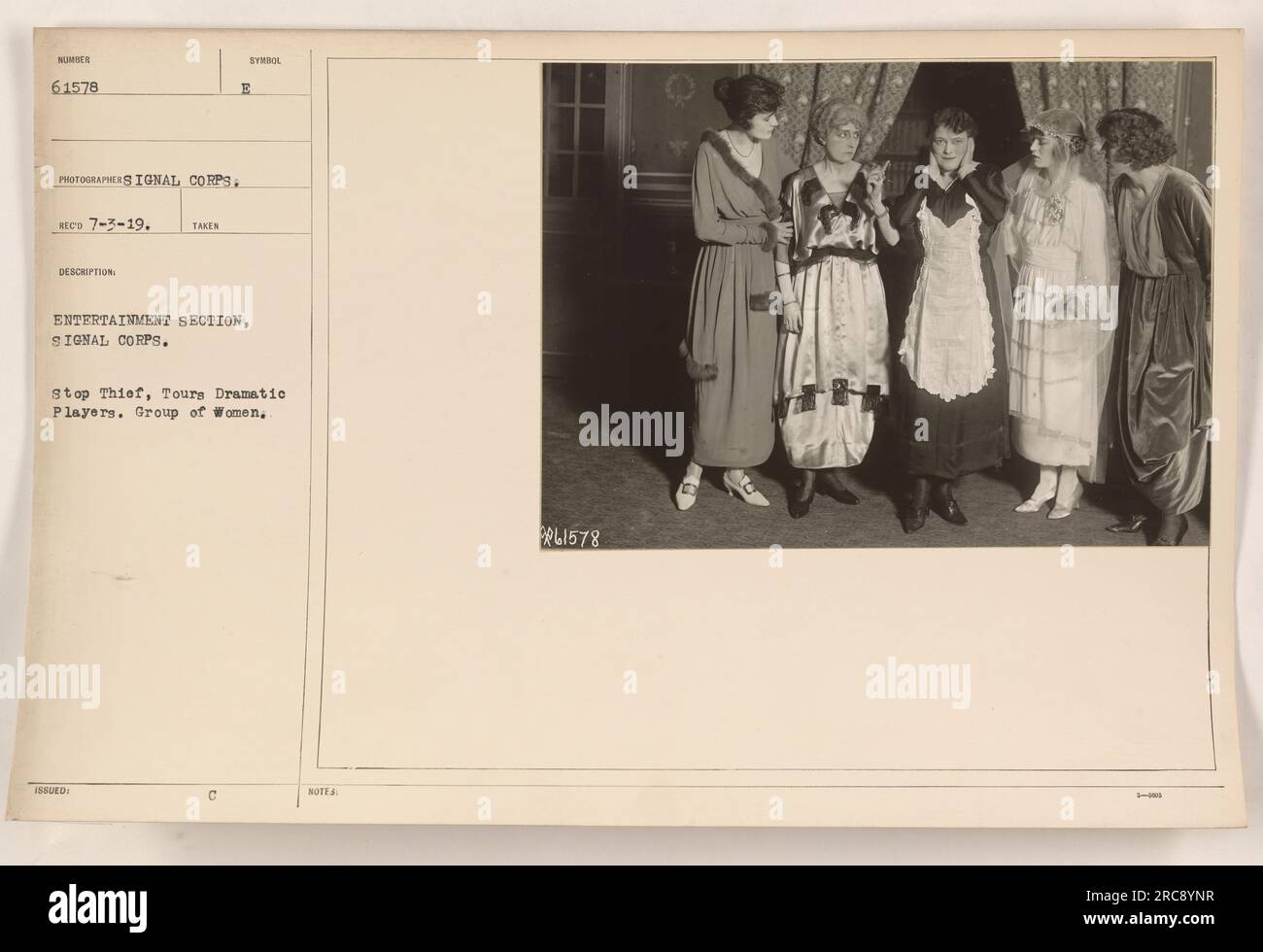 Un groupe de femmes acteurs des Tours Dramatic Players, connu sous le nom de « Stop Thief », divertit des soldats à Tours, en France, pendant la première Guerre mondiale. Cette photographie a été prise par le signal corps et porte le numéro 61578. L'image fait partie de la section divertissement de la collection Photographs of American Military Activities. Banque D'Images