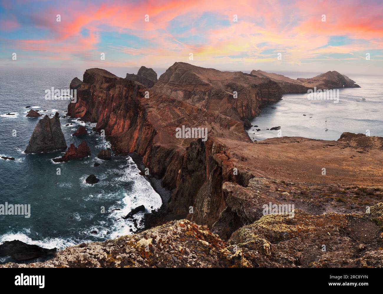 Beau paysage océanique - lever de soleil spectaculaire sur les falaises colorées de Ponta de Sao Lourenco dans l'île de Madère, Portugal. Banque D'Images