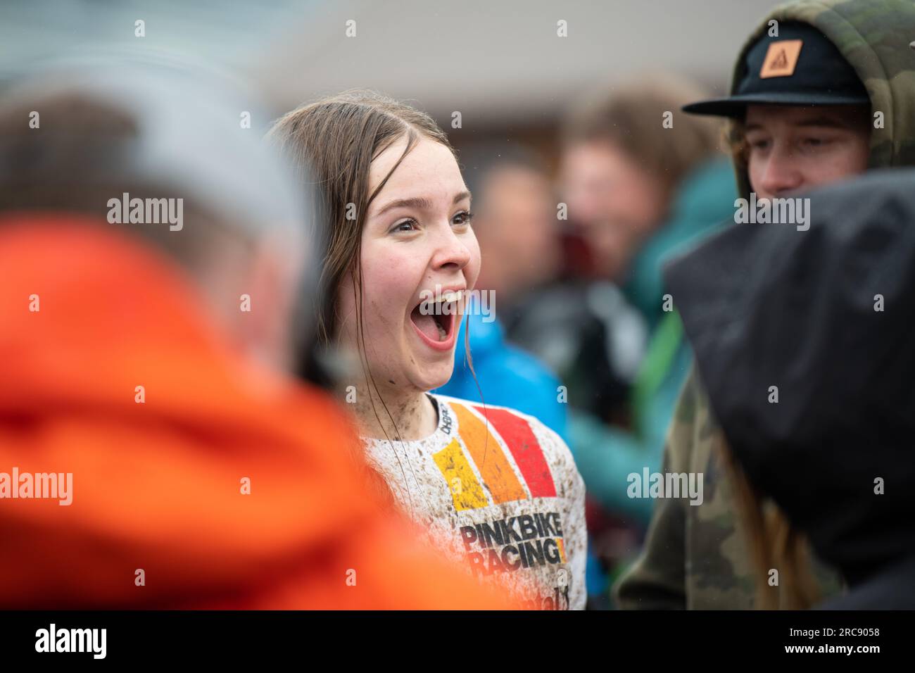 AIMI Kenyon Junior descente VTT couronnée de joie après avoir pris la 3e place de la coupe du monde féminine junior UCI 2022, fort William, Écosse, Royaume-Uni Banque D'Images