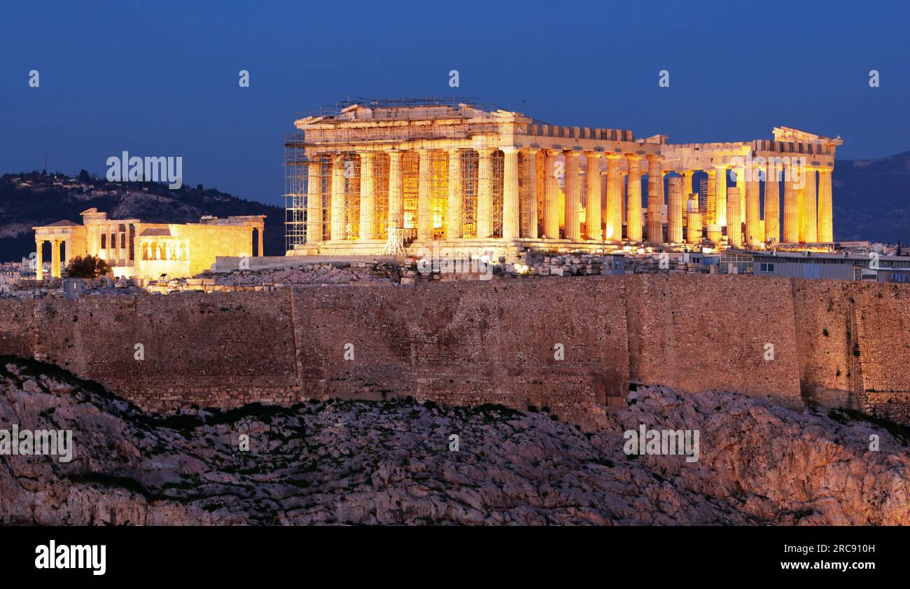 La colline de l'Acropole - temple du Parthénon à Athènes la nuit, Grèce Banque D'Images