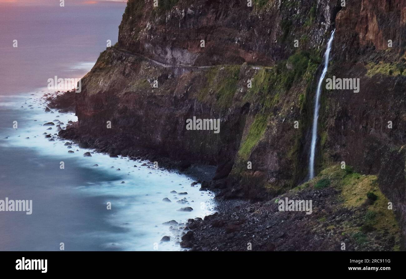 Île de Madère - lever de soleil spectaculaire au-dessus de l'océan atlantique avec chute d'eau paysage de Miradouro do Veu da Noiva Banque D'Images