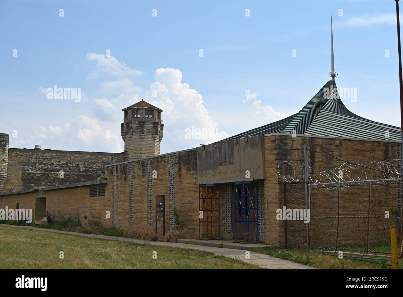 La flèche de l'église et la tour de garde de la prison du Vieux Joliet, qui ouvrit en 1858 et fut fermée et abandonnée en 2002. Banque D'Images