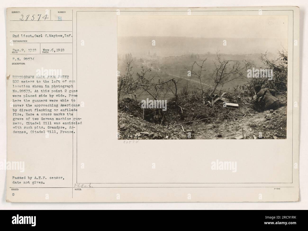 2e Lieut. Carl C. Mayhew de l'infanterie est représenté sur cette photographie prise le 6 novembre 1918, à partir d'un point situé à 500 mètres à gauche de l'emplacement de la gomme montré sur la photographie n° 28573. Deux canons ont été placés côte à côte ici pour couvrir les Américains approchant avec des tirs d'enfilade. La photographie comprend également une croix marquant la tombe de deux mitrailleuses allemandes à Citadel Hill, Grandpre, Ardennes, France. La photographie a été transmise par le censeur de l'A.E.F. mais la date est inconnue. Les notes comprennent le numéro d'identification 29574. Banque D'Images
