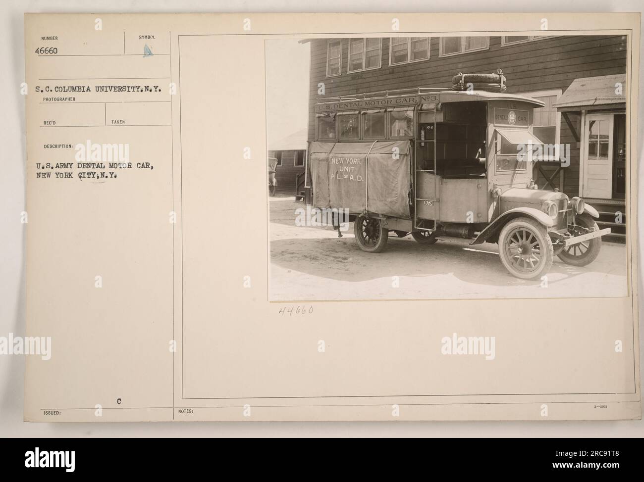 Sur cette photo en noir et blanc, un américain Une voiture à moteur dentaire de l'armée est vue garée dans les rues de New York. La voiture a le numéro 3 affiché sur son côté et appartient à l'unité de New York. Son but est de fournir des services dentaires au personnel militaire. Banque D'Images