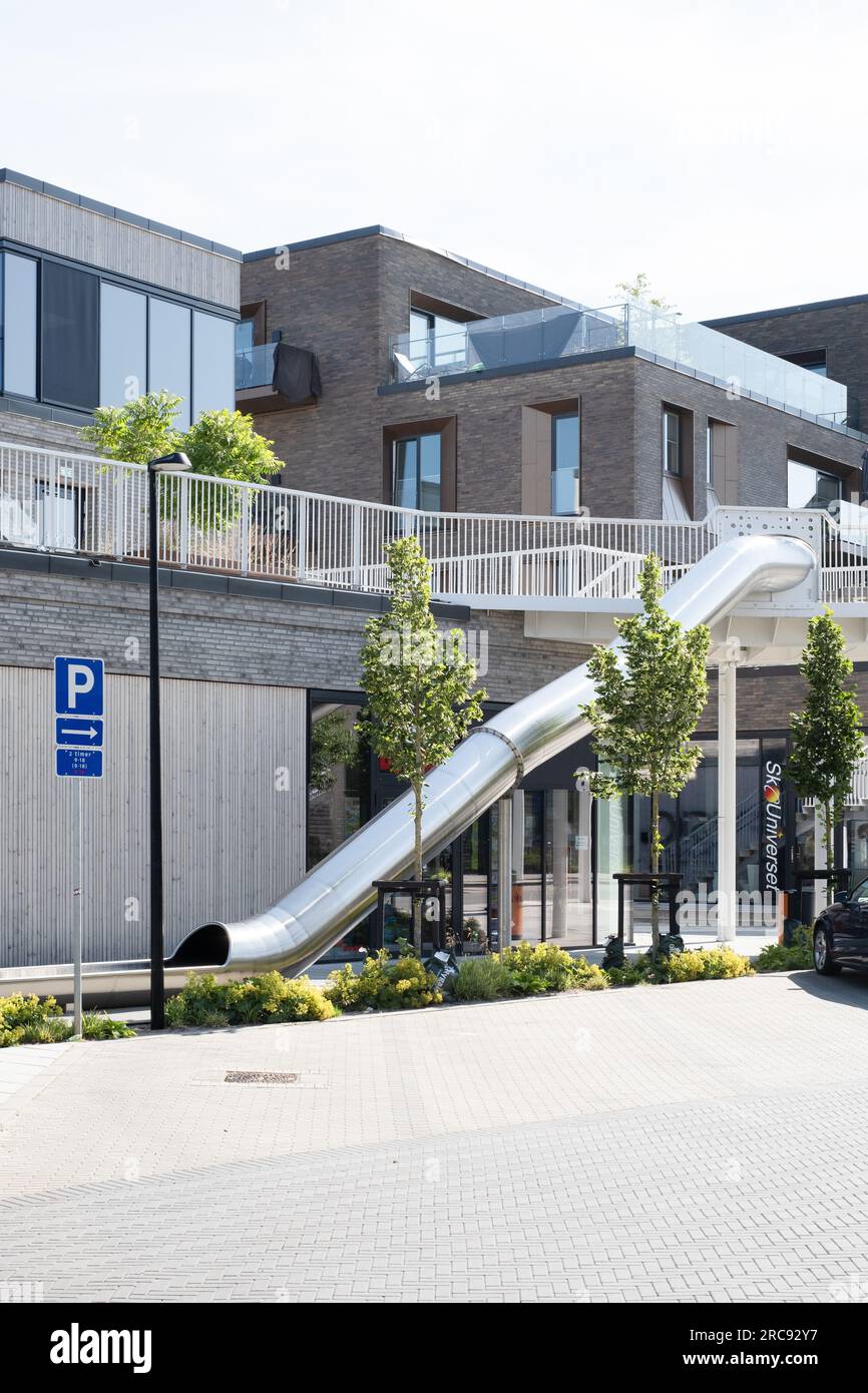 Glissez depuis une passerelle dans le centre de Billund, Danemark. Banque D'Images