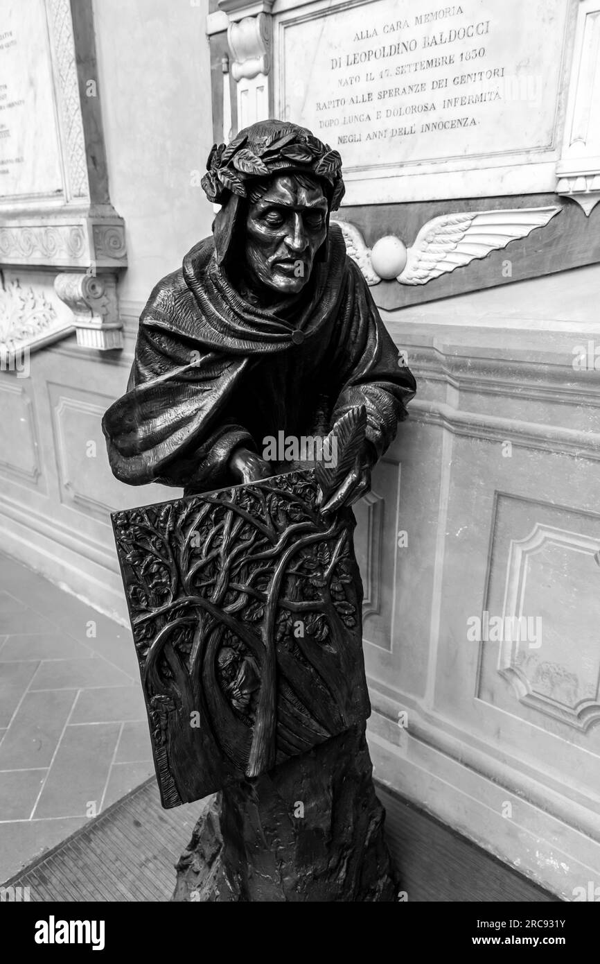 Florence, Italie - 5 avril 2022 : sculpture en bronze de Dante Alighieri, le poète italien légendaire dans la cour de Badia Fiorentina, Florence, Italie Banque D'Images
