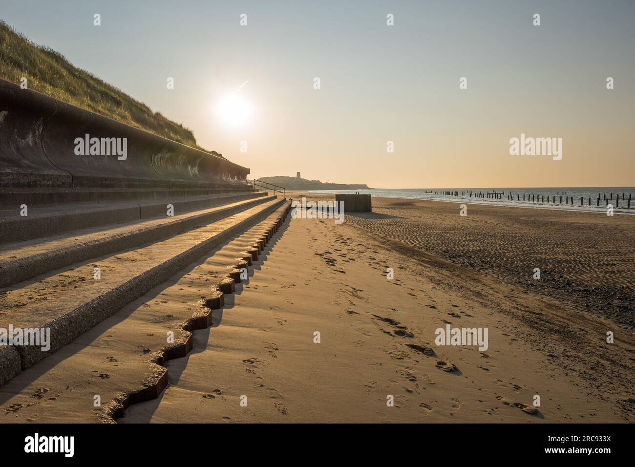 Défenses maritimes en acier et béton sur la côte de la mer du Nord à Happisburgh dans le Norfolk, Angleterre. Banque D'Images