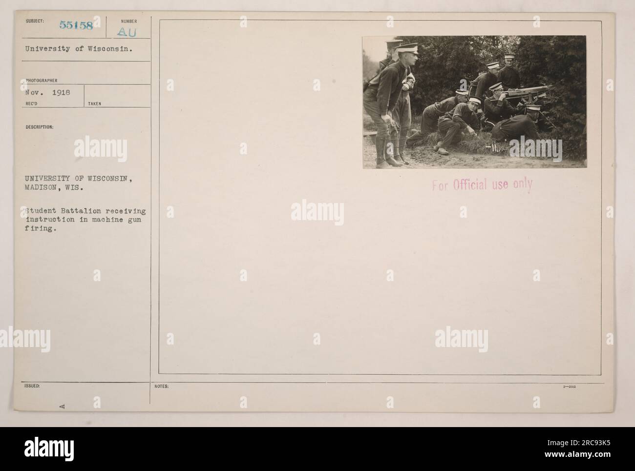 Image montrant le bataillon étudiant de l'Université du Wisconsin recevant une formation sur le tir de mitrailleuses pendant la guerre mondiale 1. La photographie a été prise en novembre 1918 par l'Université du Wisconsin et est étiquetée pour usage officiel seulement. Banque D'Images