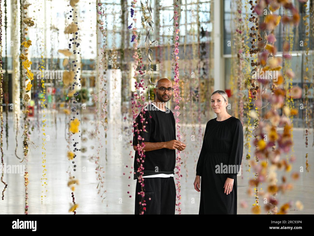 À USAGE ÉDITORIAL SEULEMENT l'artiste Rebecca Louise Law et l'artiste sonore Jason Singh dévoilent « The place Between », une installation immersive au Middleton Hall de centre:mk pour le IF:Milton Keynes International Festival qui ouvrira ses portes vendredi et se poursuivra jusqu'au dimanche 30 juillet. Date de la photo : jeudi 13 juillet 2023. Banque D'Images