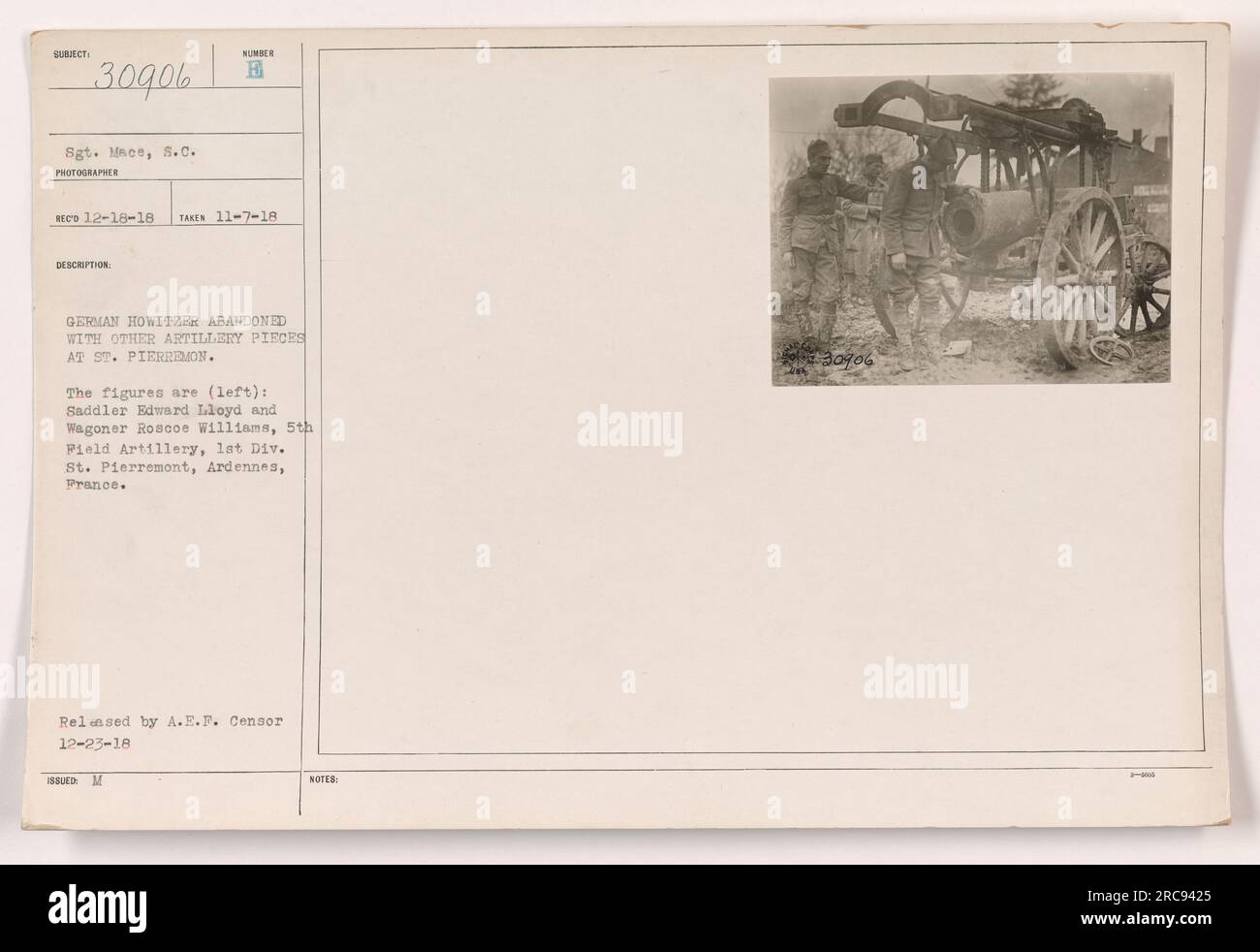 Des soldats américains inspectent un obusier allemand abandonné, avec d'autres pièces d'artillerie, à St. Pierremont dans les Ardennes, France. On peut voir sur la photo (à gauche) : le sellier Edward Lloyd et Wagoner Roscoe Williams, tous deux de la 5th Field Artillery, 1st Division. L'image a été publiée par l'A.E.F. Censurer le 12-23-18.' Banque D'Images