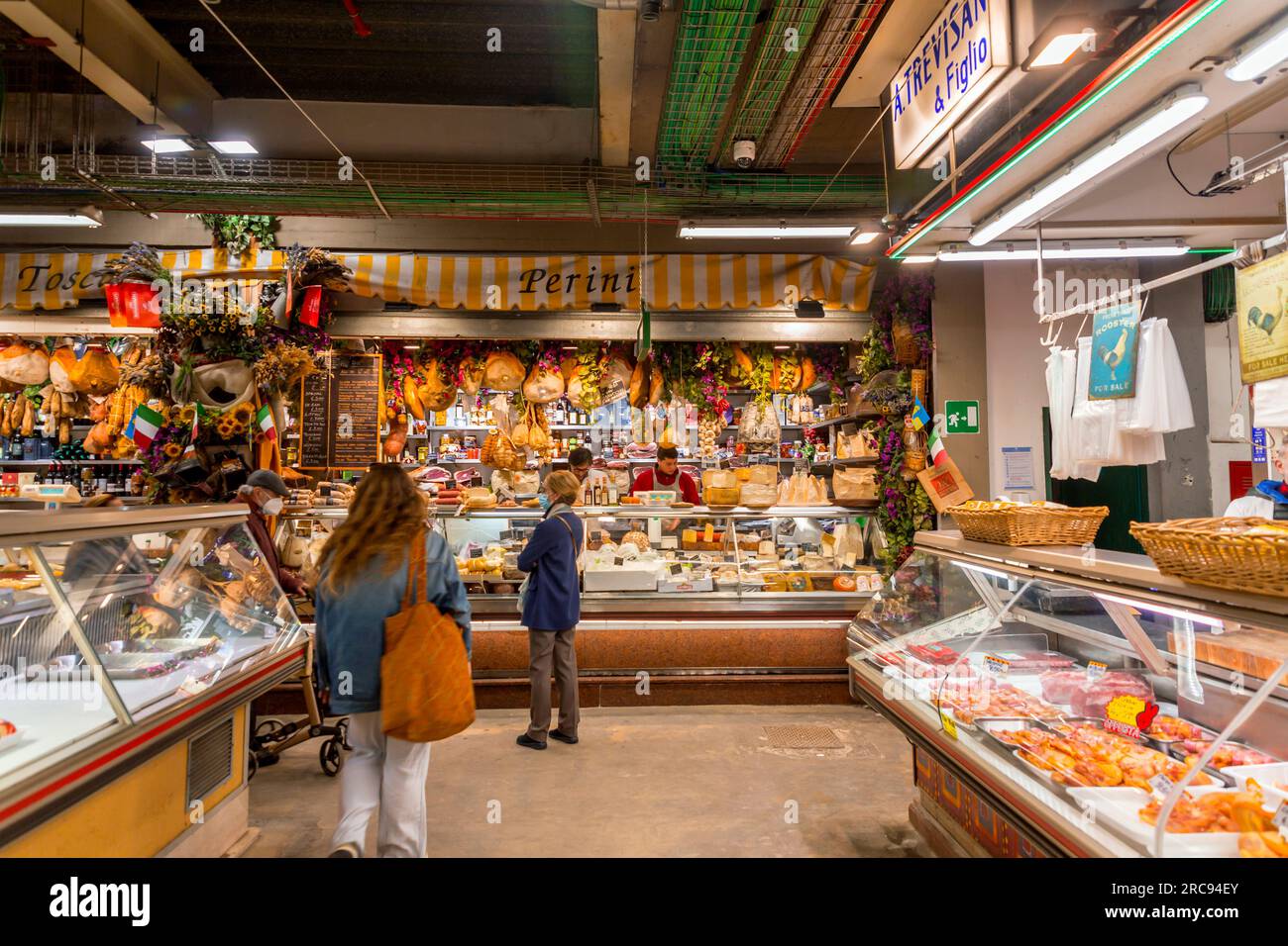 Florence, Italie - 5 avril 2022 : le Mercato Centrale est un marché alimentaire situé entre via dell'Ariento, via Sant'Antonino et via Panicale, Florence. Banque D'Images