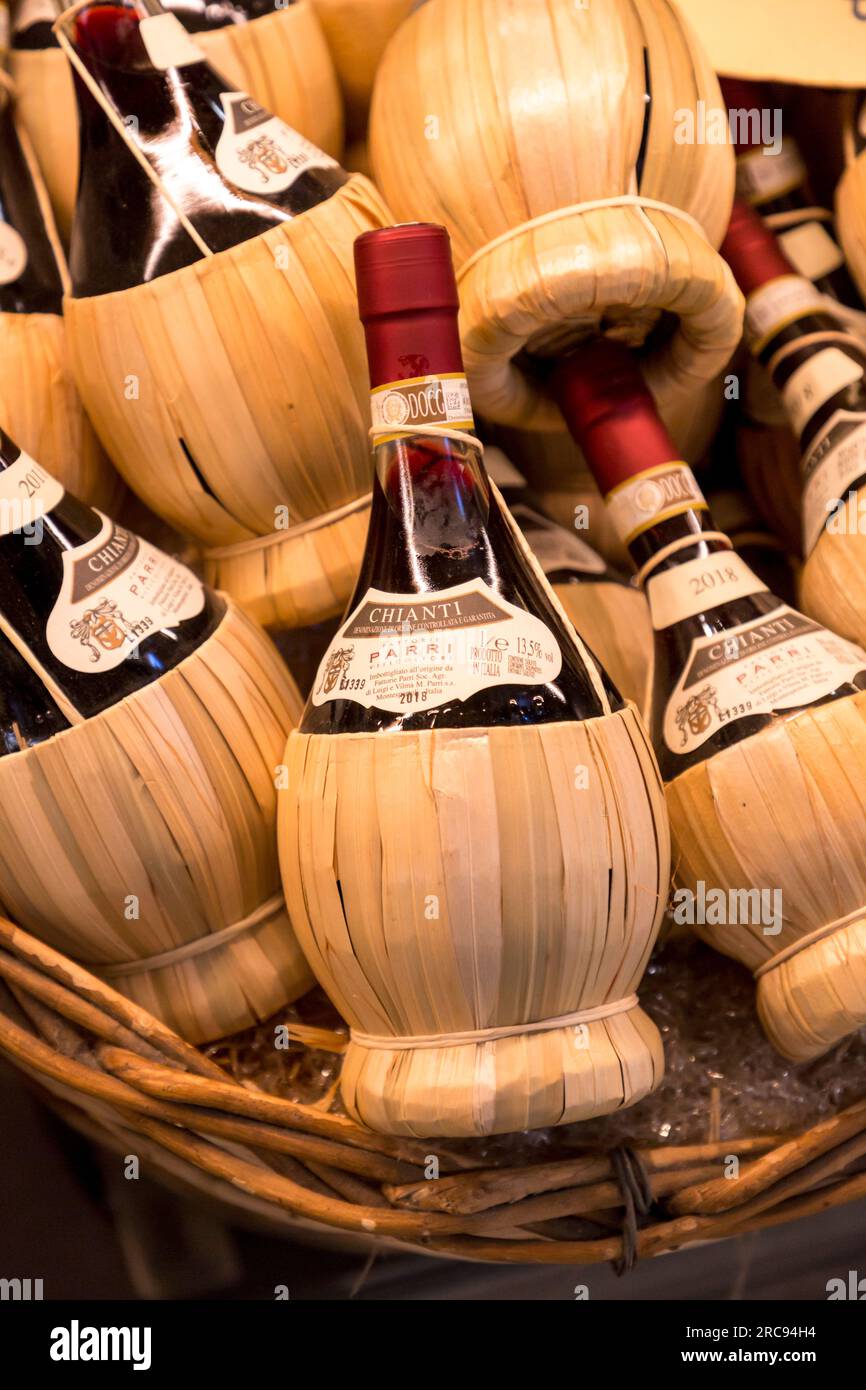 Florence, Italie - 5 avril 2022 : le Mercato Centrale est un marché alimentaire situé entre via dell'Ariento, via Sant'Antonino et via Panicale, Florence. Banque D'Images