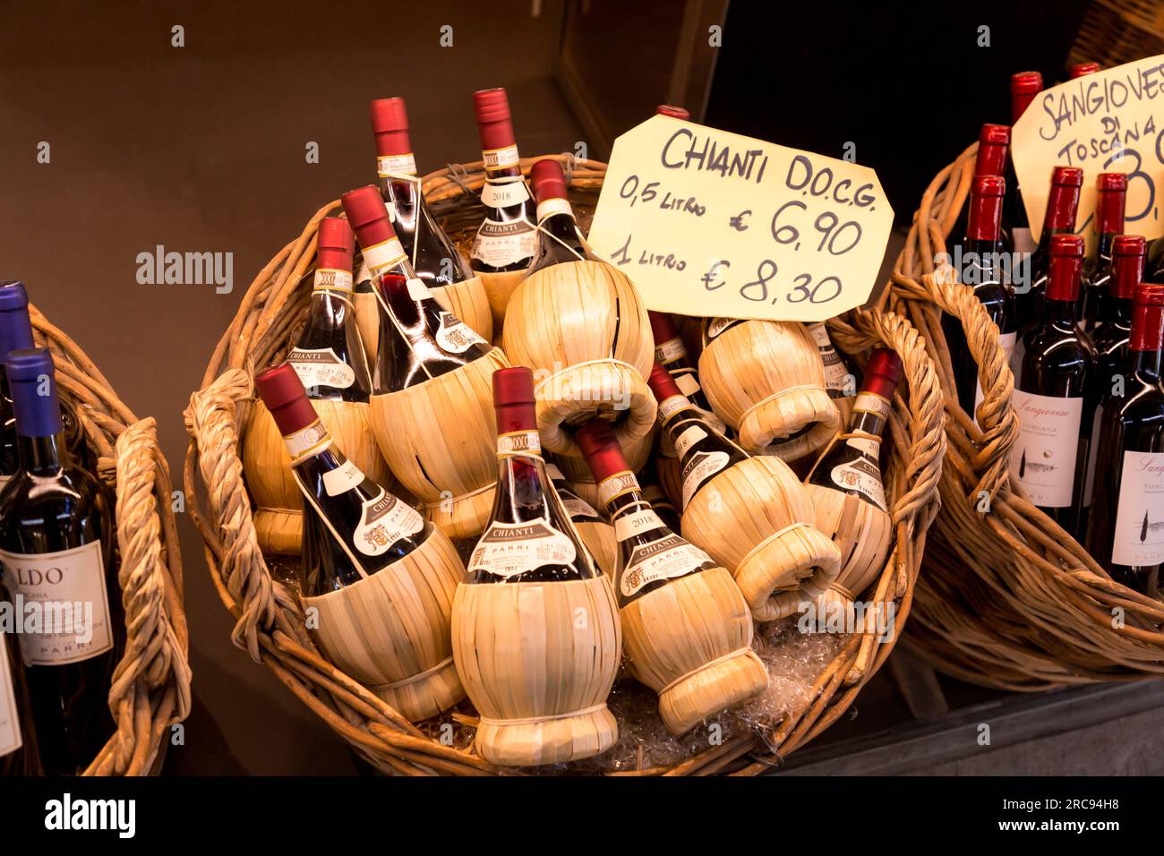 Florence, Italie - 5 avril 2022 : le Mercato Centrale est un marché alimentaire situé entre via dell'Ariento, via Sant'Antonino et via Panicale, Florence. Banque D'Images