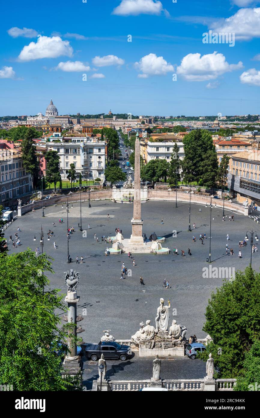 Vue de la Piazza del Popolo depuis la Terrazza del Pincio avec la Fontaine des Lions (Fontana dei Leoni) au centre - Rome, région du Latium, Italie Banque D'Images