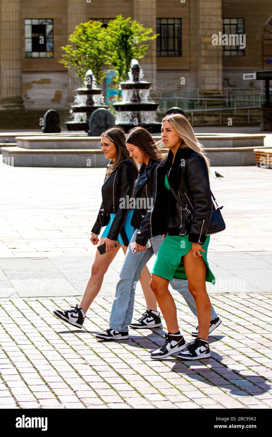 Dundee, Tayside, Écosse, Royaume-Uni. 13 juillet 2023. Météo Royaume-Uni : les températures à Tayside, Écosse ont atteint 20 °C aujourd'hui. Les résidents locaux passent la journée à se détendre dans le centre-ville de Dundee, profitant du fabuleux soleil chaud du matin de juillet et de la vie de la ville. Crédit : Dundee Photographics/Alamy Live News Banque D'Images