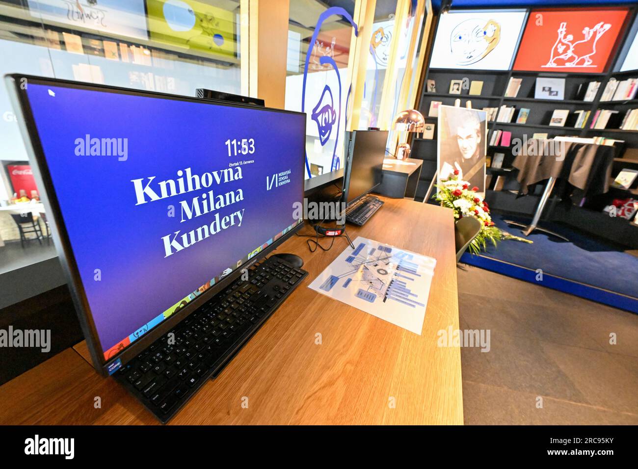 Brno, République tchèque. 13 juillet 2023. Livre de condoléances et portrait sur le site commémorant le défunt écrivain Milan Kundera à la bibliothèque Milan Kundera, qui fait partie de la bibliothèque morave (MZK) à Brno, en République tchèque. L’écrivain d’origine tchèque Milan Kundera, résidant en France depuis 1975, est décédé à l’âge de 94 ans. Crédit : Vaclav Salek/CTK photo/Alamy Live News Banque D'Images