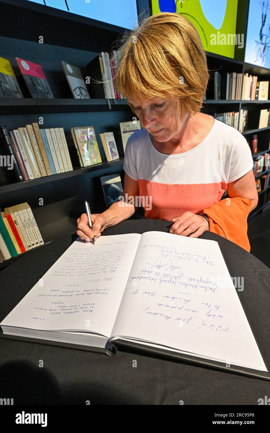 Brno, République tchèque. 13 juillet 2023. Livre de condoléances sur le site commémorant le défunt écrivain Milan Kundera à la bibliothèque Milan Kundera, qui fait partie de la bibliothèque morave (MZK) à Brno, en République tchèque. L’écrivain d’origine tchèque Milan Kundera, résidant en France depuis 1975, est décédé à l’âge de 94 ans. Crédit : Vaclav Salek/CTK photo/Alamy Live News Banque D'Images