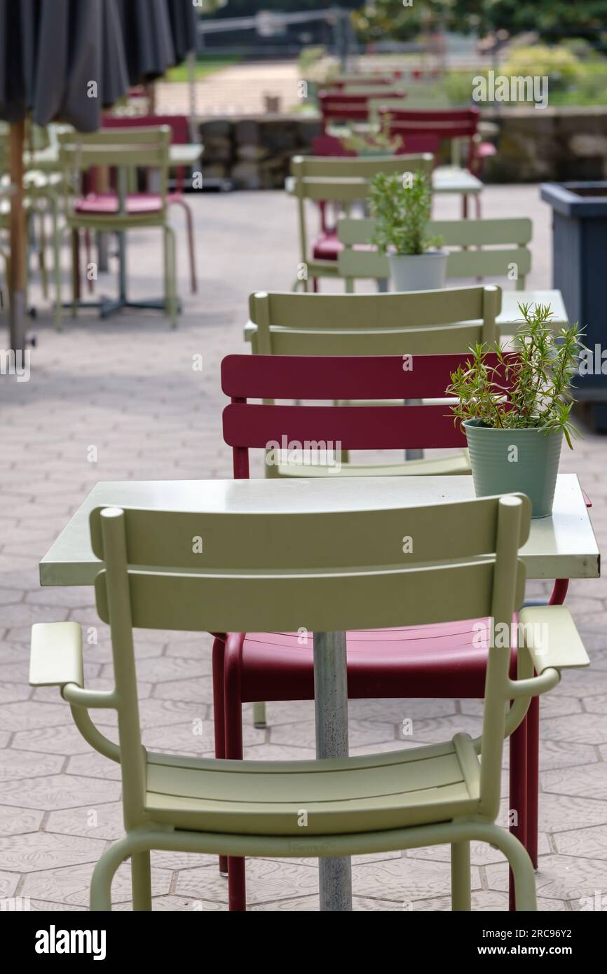 Vue sur les chaises et les tables d'un restaurant en plein air à Bonn en Allemagne Banque D'Images