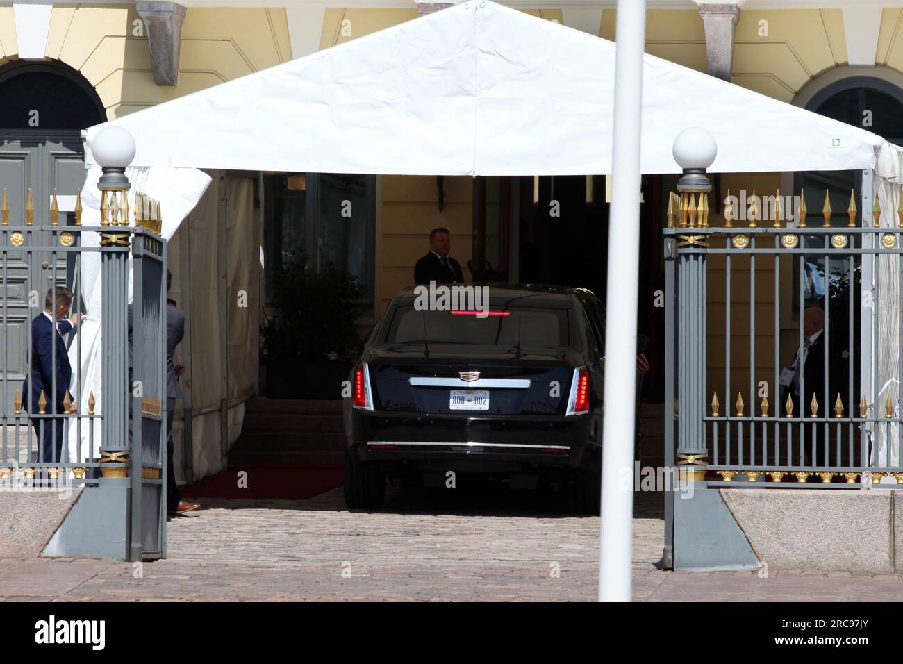 Helsinki, Finlande. 13 juillet 2023. La limousine avec le président américain Joe Biden arrive devant le palais présidentiel finlandais. Biden a rencontré le président finlandais Niinistö pour une réunion bilatérale, après quoi un sommet avec les chefs de gouvernement des autres pays nordiques a été prévu au palais. Crédit : Steffen Trumpf/dpa/Alamy Live News Banque D'Images
