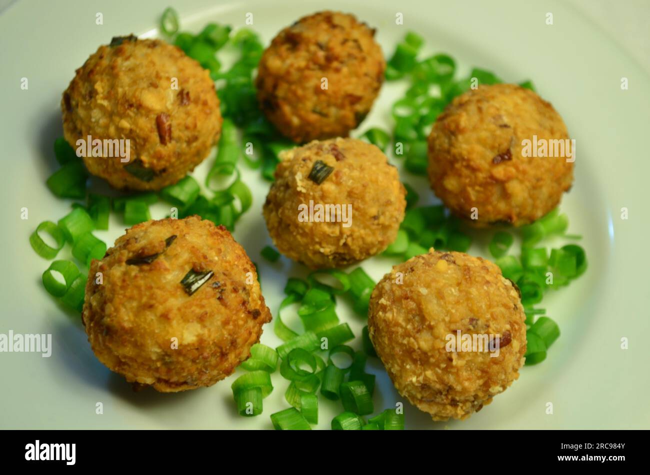 Gâteaux de riz - Une délicieuse collation faite avec ce riz qui a été «oublié» dans le réfrigérateur! Banque D'Images