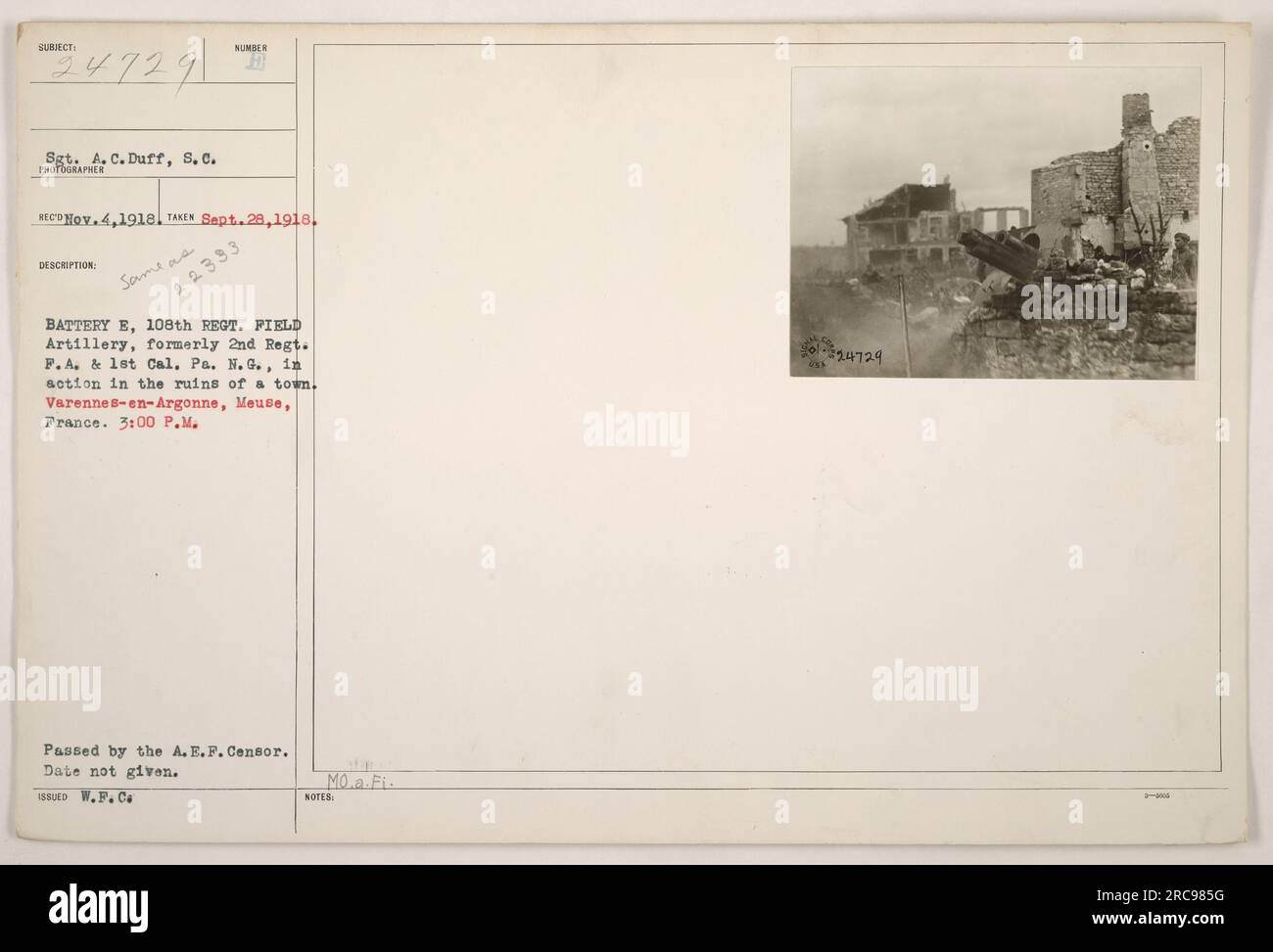 Le sergent A.C.Duff du corps des signaux est vu au combat avec la batterie E, 108th Regiment Field Artillery, anciennement le 2nd Regiment F.A. & 1st Cal. P.A. N.G. La photographie a été prise le 28 septembre 1918, à Varennes-en-Argonne, Meuse, France. La ville est en ruines, et l'image a été effacée par le censeur de l'A.E.F. La date exacte d'émission est inconnue, et la photo provient de la collection W.F.C Mo.a.Fi. Banque D'Images