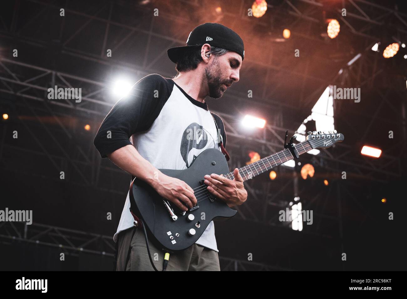 TORINO, STUPINIGI SONIC PARK FESTIVAL 2023, ITALIE : Adriano Viterbini, chanteur et guitariste du duo italien Bud Spencer Blues explosion (aussi connu sous le nom de BSBE), joue en direct au Stupinigi Sonic Park festival, en ouverture de placebo. Banque D'Images